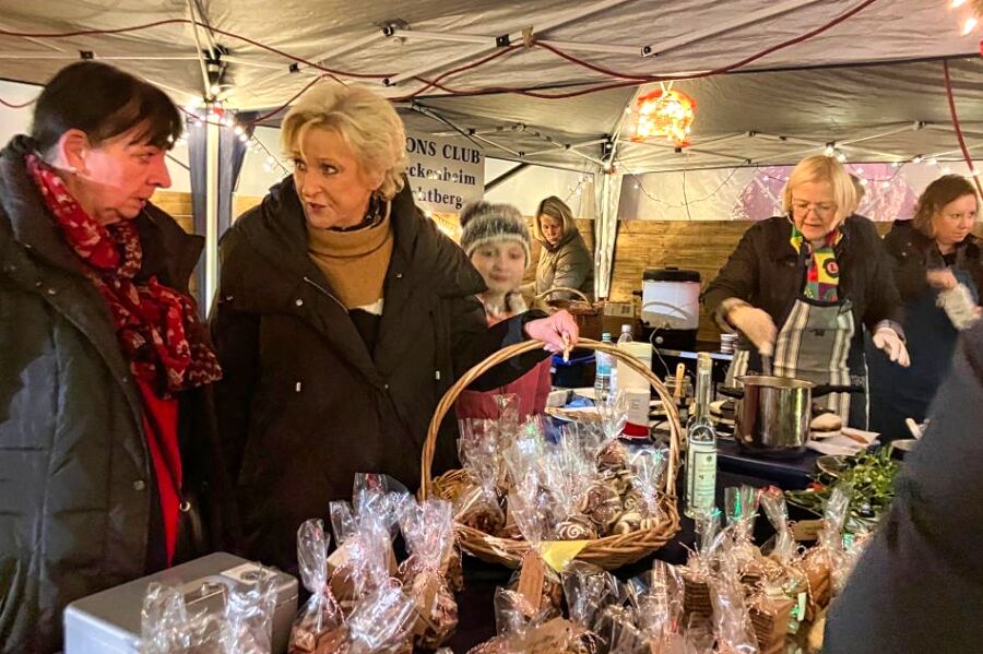 Lions am Benefizstand vor ihnen Kekse, Handarbeiten im Hintergrund Waffelbäckerei