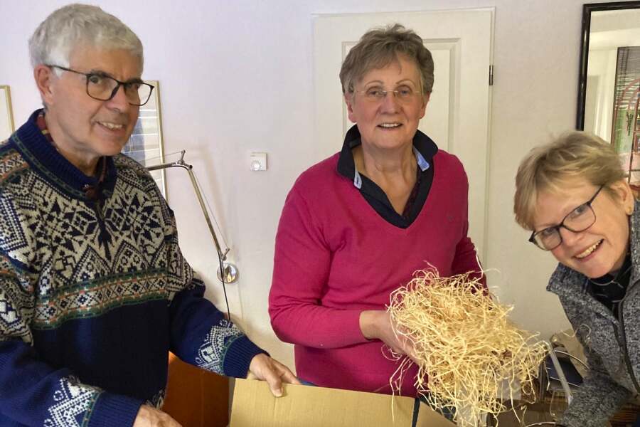 Mitglieder beim Pakete packen