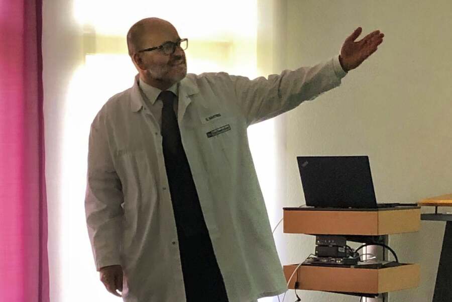 Firmenvertreter bei Vortrag