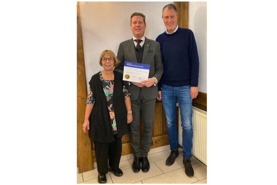 Neu aufgenommenes Clubmitglied in der Mitte links und rechts die Paten