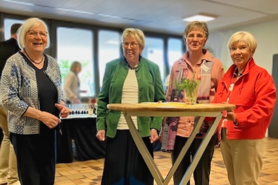 Vier Frauen am Stehtisch