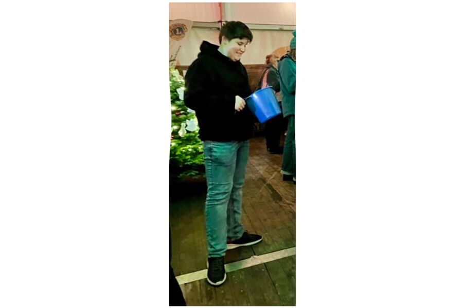 Losverkäufer vor Benefizstand