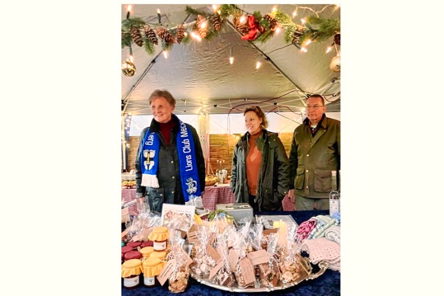 Drei Lionsmitglieder beim Standdienst